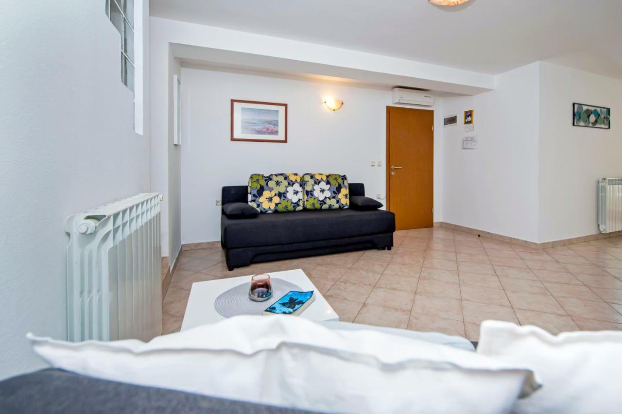 Apartments Vanda ロヴィニ エクステリア 写真