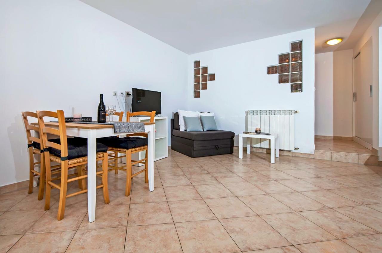 Apartments Vanda ロヴィニ エクステリア 写真